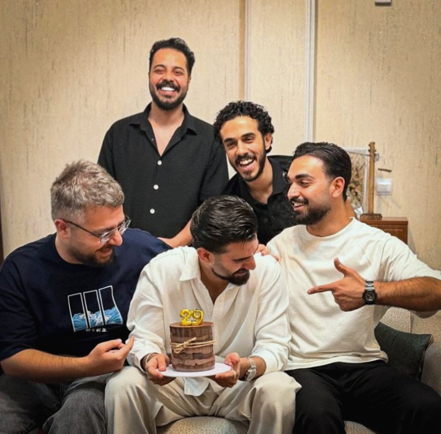 alinasiri___'s tweet photo. با عزیزای خودم‌ ، توی خونه خودم :
یه سال دیگه هم گذشت
و هنوز هیچ آپدیتی برای باگ‌هام نیومده !
ظاهراً باید با همین نسخه ادامه بدم ... https://t.co/xznqX63Q5d