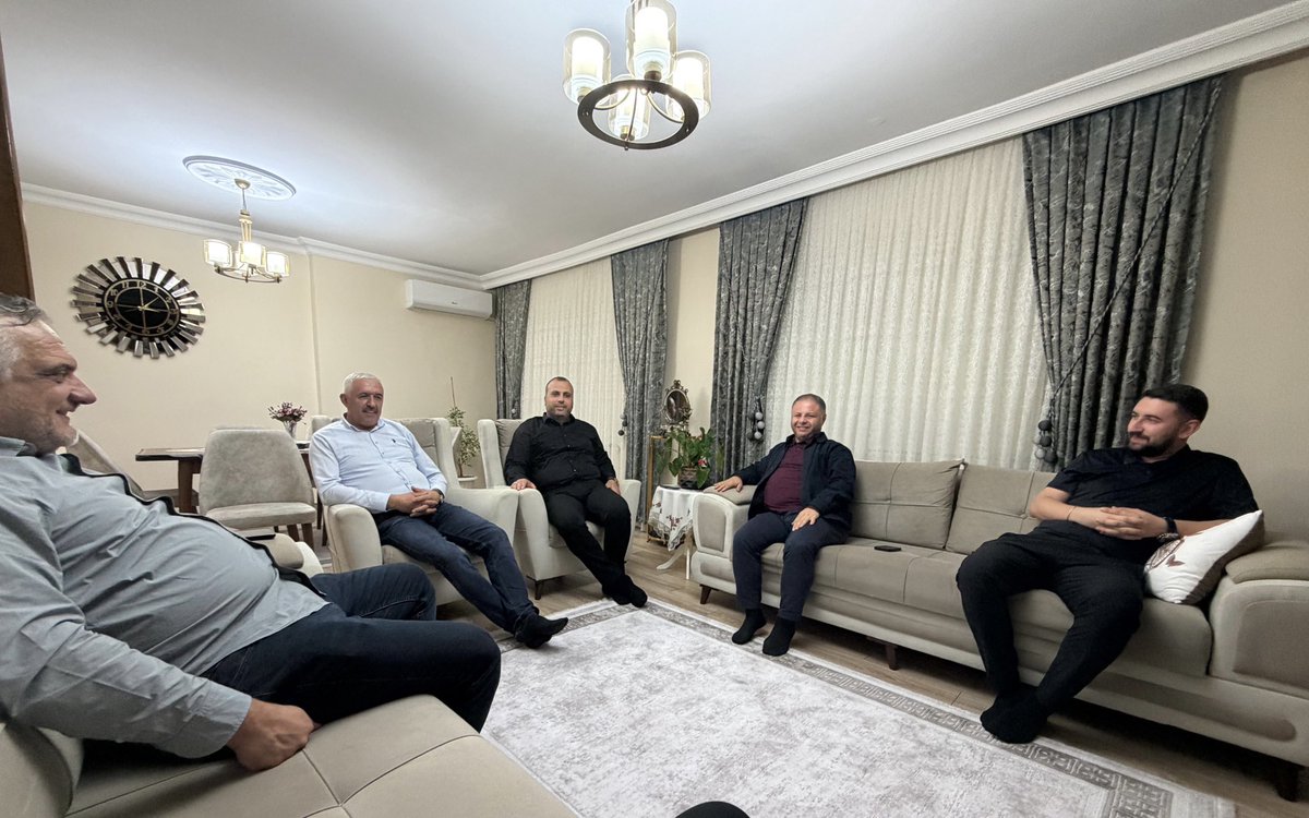 dvrnyalcinkaya's tweet photo. Mareşal Çakmak Mahalle Başkanımız Kadir Özden’i evinde ziyaret ettik.

Gönül sohbetimizin yanı sıra mahallemize ve teşkilat çalışmalarımıza dair güzel bir istişare gerçekleştirdik. Misafirperverliği ve samimi muhabbeti için kıymetli Başkanımıza teşekkür ediyorum.

Birlikte, omuz omuza Güngören için çalışmaya devam.