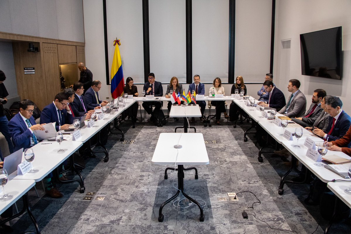 MinEnergiaCo's tweet photo. Nuestra ministra de Minas y Energía, @mn_arboleda, presentó los avances alcanzados por Colombia durante su Presidencia Pro Tempore del SINEA, ante delegaciones de Bolivia, Chile, Ecuador, Perú y representantes del BID, y formalizó el traspaso de este liderazgo a 🇪🇨 Ecuador para el periodo 2026-2027.

Durante el encuentro, los países firmaron la Declaración de Bogotá para la Interconexión e Integración Eléctrica Andina, reafirmando su compromiso con la Hoja de Ruta SINEA 2020-2030 y la consolidación progresiva del Mercado Andino Eléctrico Regional.

Un paso clave para seguir avanzando en los desarrollos técnicos, regulatorios e institucionales que harán posibles mayores intercambios de electricidad en la región. 🌎🤝 
Conoce detalles en nuestro portal web: https://t.co/PE0IzPqjKG