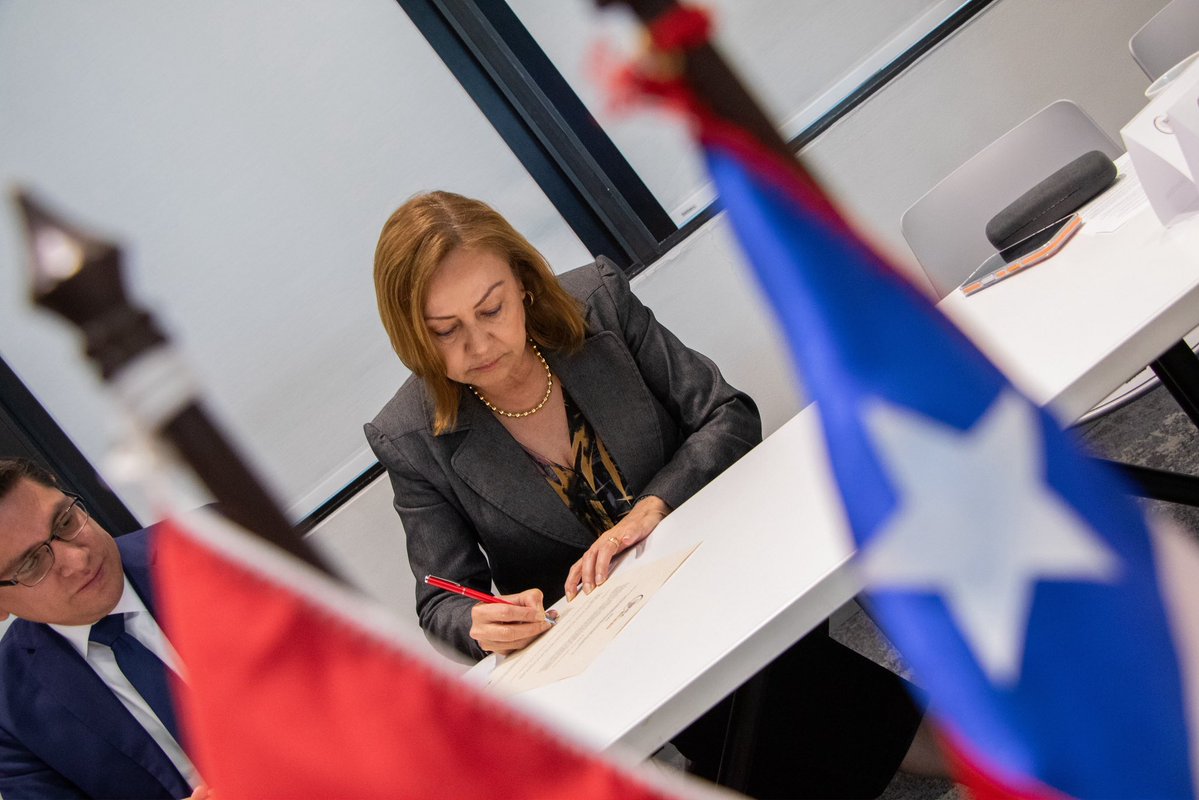 MinEnergiaCo's tweet photo. Nuestra ministra de Minas y Energía, @mn_arboleda, presentó los avances alcanzados por Colombia durante su Presidencia Pro Tempore del SINEA, ante delegaciones de Bolivia, Chile, Ecuador, Perú y representantes del BID, y formalizó el traspaso de este liderazgo a 🇪🇨 Ecuador para el periodo 2026-2027.

Durante el encuentro, los países firmaron la Declaración de Bogotá para la Interconexión e Integración Eléctrica Andina, reafirmando su compromiso con la Hoja de Ruta SINEA 2020-2030 y la consolidación progresiva del Mercado Andino Eléctrico Regional.

Un paso clave para seguir avanzando en los desarrollos técnicos, regulatorios e institucionales que harán posibles mayores intercambios de electricidad en la región. 🌎🤝 
Conoce detalles en nuestro portal web: https://t.co/PE0IzPqjKG