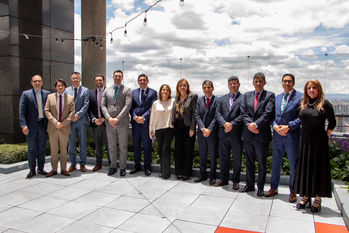 MinEnergiaCo's tweet photo. Nuestra ministra de Minas y Energía, @mn_arboleda, presentó los avances alcanzados por Colombia durante su Presidencia Pro Tempore del SINEA, ante delegaciones de Bolivia, Chile, Ecuador, Perú y representantes del BID, y formalizó el traspaso de este liderazgo a 🇪🇨 Ecuador para el periodo 2026-2027.

Durante el encuentro, los países firmaron la Declaración de Bogotá para la Interconexión e Integración Eléctrica Andina, reafirmando su compromiso con la Hoja de Ruta SINEA 2020-2030 y la consolidación progresiva del Mercado Andino Eléctrico Regional.

Un paso clave para seguir avanzando en los desarrollos técnicos, regulatorios e institucionales que harán posibles mayores intercambios de electricidad en la región. 🌎🤝 
Conoce detalles en nuestro portal web: https://t.co/PE0IzPqjKG