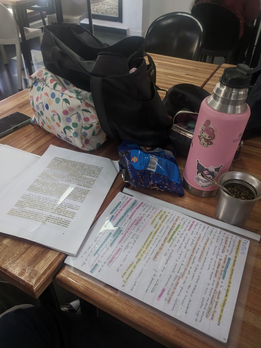 kaditaz7's tweet photo. hoy falte a una clase para estudiar jeje https://t.co/0qEgS45Brz