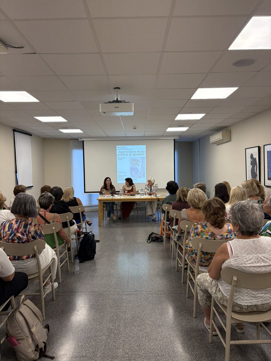RedesFeministas's tweet photo. 🟣Alimentando nuestro feminismo con 📚“Supervivencia de las políticas de igualdad, entre la función pública y los partidos políticos” de @soledad_murillo (@comareseditor) con @Lauranunog y Paca Sauquillo. Hoy en @ateneodemadrid 
🔗 Libre acceso en: https://t.co/Ns23E1Y7GH https://t.co/TzQZ5QZHtE