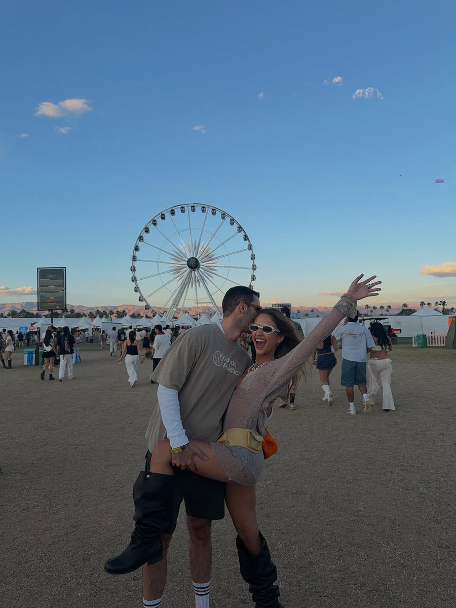 jasonphelps3's tweet photo. Felicidad total y completa 🎡🌵✨ cada día en el desierto es mejor que el que pasó

Sabrina Carpenter, te quiero muchísimo https://t.co/mL25TxaTAJ
