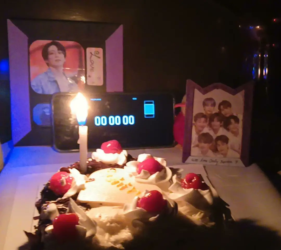 MaeSao_imo's tweet photo. It’s my birthday! Thank you to my parents for giving me life and raising me. BTS taught me to love, understand, and fight for myself. I’ve lost and gained a lot, but I’m truly lucky. Happy birthday to me. I love myself more than anyone. https://t.co/18f6fBeYYH