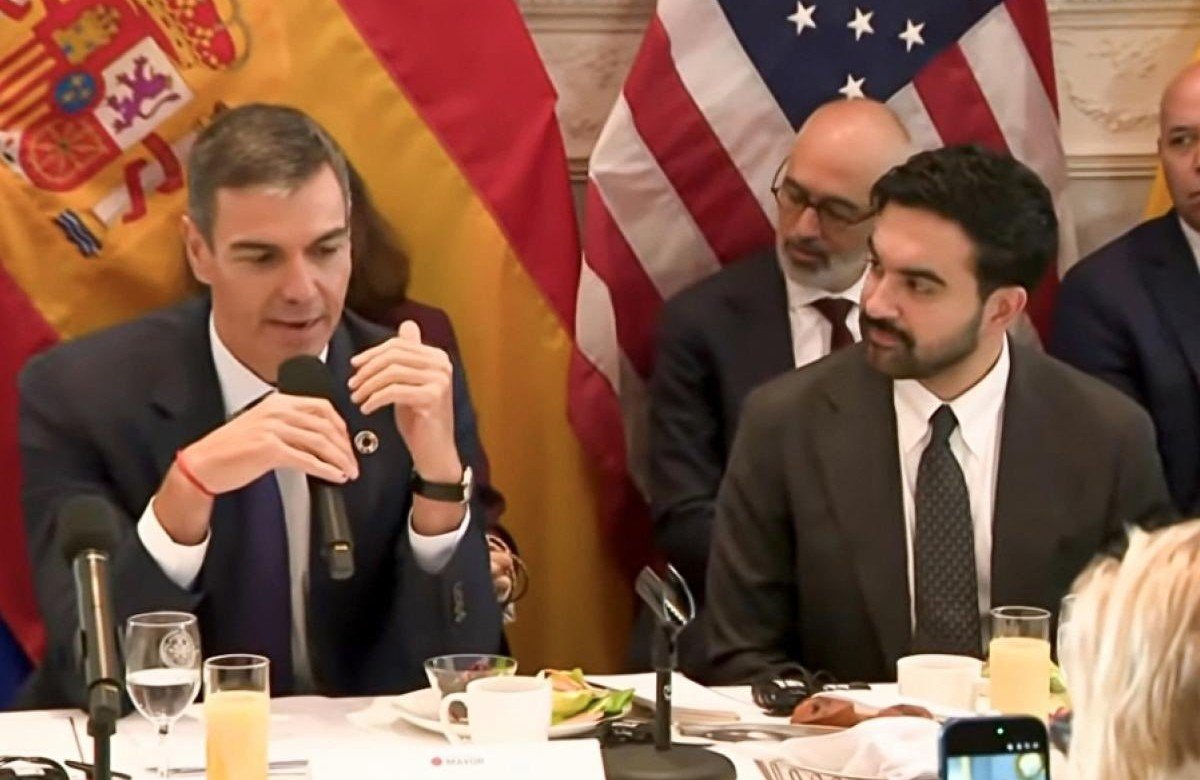 Pepeluis1150491's tweet photo. Tranquilos que no es el pedófilo asesino de Trump, es el Alcalde de Nueva York York  Mamdani, el que está comiendo con el mejor Presidente que ha tenido España Pedro Sánchez. https://t.co/6Ph1ipviqn