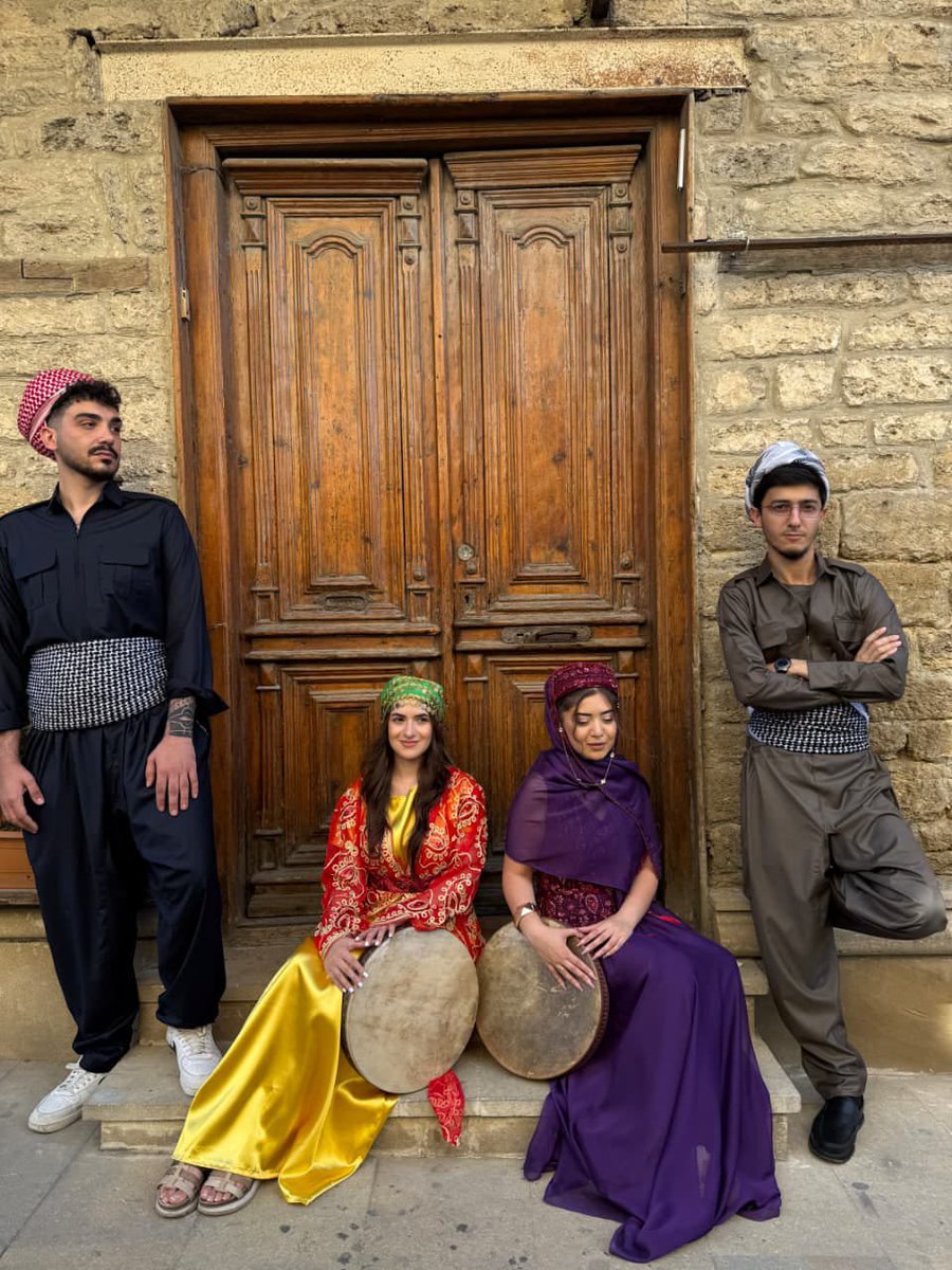 KurdmediaAZ's tweet photo. "Dəst" Təşəbbüs Qrupunun üzvləri kürd milli geyimləri ilə İçərişəhər ərazisində gəzinti təşkil ediblər. https://t.co/oTIAplDvBD