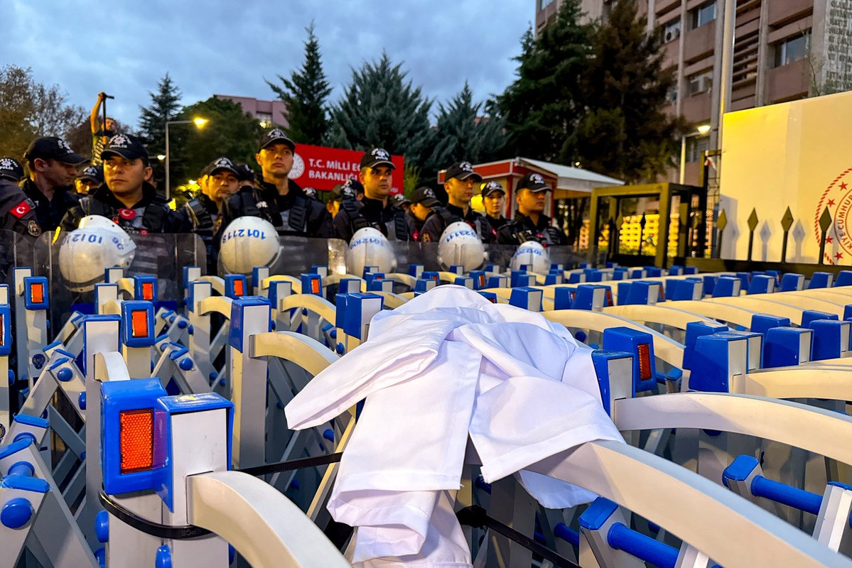 ftcoban's tweet photo. Bu ülkenin çocukları için okullarda yemek yok, su yok, sabun yok, güvenlik yok, gelecek yok ama şiddet var, gericilik var, patronlar daha fazla kar etsin diye MESEM’lerde ölmek var.

Memleketin çocuklarını koruyamayan bakan, haftalardır öğretmenin ne giyeceğini dert edinmiş! Oysa öğretmenler aylardır, yıllardır uyarıyor: Düzeniniz şiddet üretiyor, düzeniniz şiddete özendiriyor.

Ama kendi çocuklarını devlet okuluna göndermeyen devletin bakanının derdi başka: bu ülkenin çocuklarını tarikatlara kul, patronlara köle yapmak için gece gündüz çalışıyor. Eğitim emekçilerini kamuda güvencesizleştirmek, özelde daha fazla köleleştirmek için canını dişine takıyor. Holdinglerin, tarikatların Bakanı Yusuf Tekin görevini layıkıyla yerine getiriyor.

Öyleyse biz de görevimizi yerine getirmekle, Yusuf Tekin ve temsil ettiği her şeyle hesaplaşmakla mükellefiz.

Bugün Eğitim-İş’in çağrısıyla öğretmenlerimizle birlikte sokaktaydık. Öğretmenler “çocuklarımızı koruyamayan düzenin sorumluları istifa!” diyor. Başta Yusuf Tekin olmak üzere tüm sorumlular önce istifa edene sonra hesap verene kadar mücadele etmeliyiz. Çocuklarımızı korumanın, güvenle yaşamanın yolu hesaplaşmaktan geçiyor.