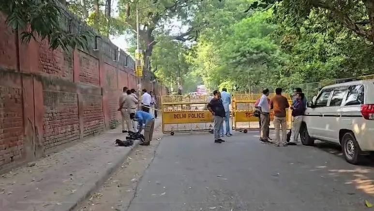 ndtv's tweet photo. Days After Rape Of 17-Year-Old, Delhi Restricts Entry To Parks After Sunset
https://t.co/gGoyEFisPV https://t.co/KYPdhKmyLt