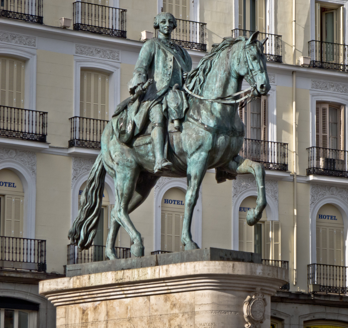 GestasdeEspaNa's tweet photo. Protagonista del día: El Borbón ilustrado

Carlos III (1716-1788) nació en Madrid y era hijo de Felipe V y su segunda mujer, Isabel de Farnesio. Con apenas 15 años, se convirtió en duque de Parma y Plasencia gracias a su madre. Tres años después, te esta vez gracias a su padre, pasó ser rey de Nápoles y Sicilia. En este cargo estuvo entre 1734 y 1759, adquiriendo experiencia administrativa. 
Después de su ascenso al trono español en 1759, enfrentó los efectos del Motín de Esquilache (1766), del que salió reforzado impulsando una etapa de reformas ilustradas sin desequilibrar el orden social. Ejecutó una reforma fiscal profunda —catastro, contribución única, recorte de privilegios—, reorganizó el ejército y la marina, y creó el Banco de San Carlos en 1782, precursor del Banco de España.
Impulsando infraestructura y modernización, potenció la industria con Reales Fábricas (porcelana, tapices, cristal), liberó el comercio colonial y promovió colonización interna con las Nuevas Poblaciones en zonas despobladas. Fortaleció la agricultura, liberando el mercado del grano y reprimiendo los privilegios de la Mesta. También a nivel interno es muy recordada la expulsión de los jesuitas de sus dominios. 
Su mecenazgo cultural fue notable: fundó la Real Academia de Bellas Artes de San Fernando, apoyó las Sociedades Económicas de Amigos del País y modernizó la educación mediante las Reales Sociedades y los Estudios de San Isidro. Obras monumentales como la Puerta de Alcalá, el Museo del Prado, el Jardín Botánico, plazas emblemáticas y una red radial de carreteras, alumbrado y saneamiento transformaron Madrid y reforzaron la cohesión nacional.
En política exterior mantuvo la alianza con Francia, participó en la Guerra de los Siete Años y apoyó la independencia de EE.UU., recuperando Menorca. En 1779–83 España intervino en ofensivas contra los británicos, fortaleciendo su presencia en América y consolidándose como potencia global ilustrada.
Su reinado concluyó con la muerte en 1788. Carlos III fue el artífice del Estado moderno español y un gran monarca reformador. Sin embargo, su legado sería interrumpido por el estallido de la Revolución francesa y su impacto en España.