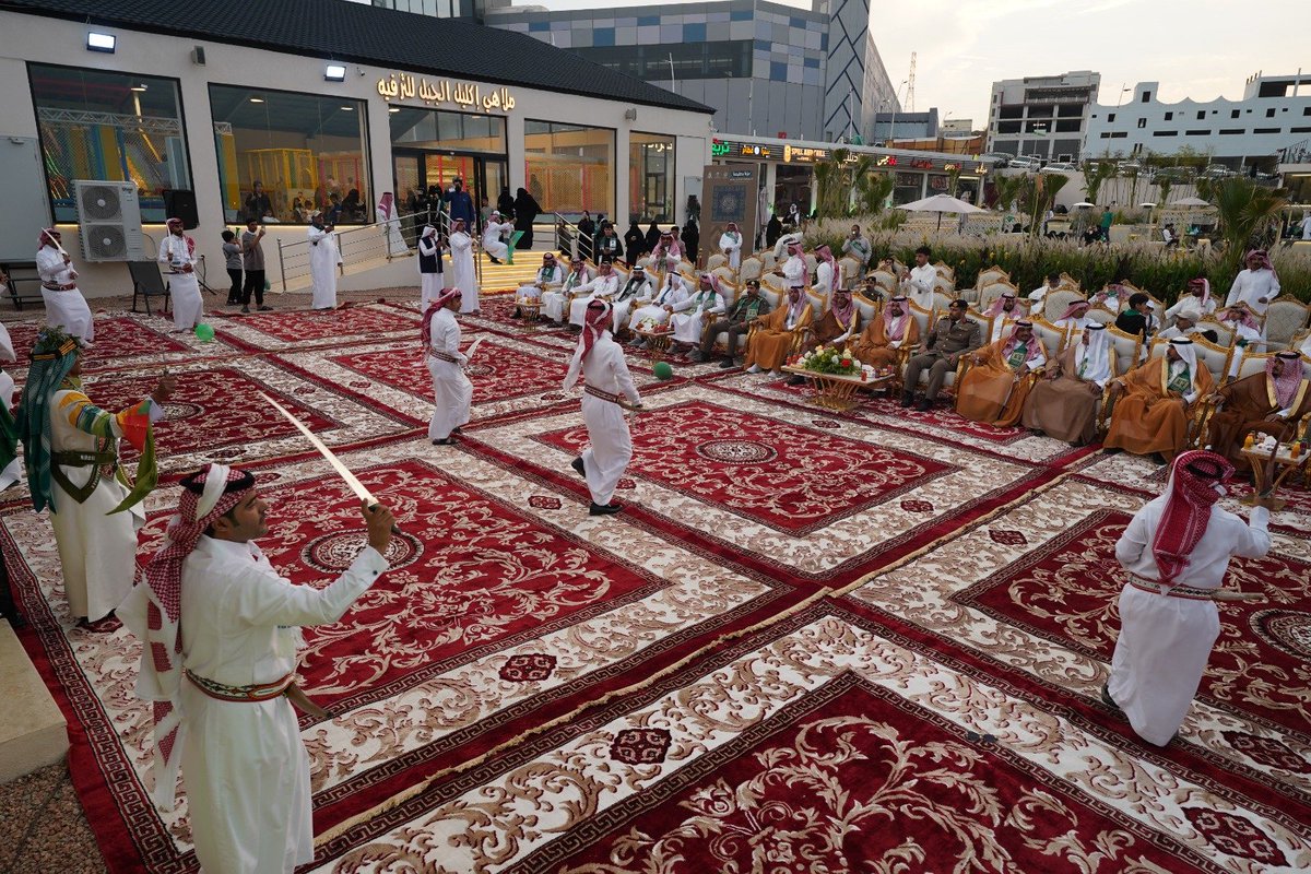 Newsalqura's tweet photo. احتفل أهالي محافظة #القرى هذا المساء  بمناسبة #اليوم_الوطني_السعودي_96 برعاية محافظ القرى الأستاذ: عبدالله بن سعد الدامر ،بمشاركة جميع الجهات الحكومية والخدمية والأهلية، وسط حضور كبير من المواطنين بجميع الفئات العمرية في أجواء البهجة والسرور والاعتزاز بالوطن وقيادته الحكيمة . https://t.co/afjxJ82E5r
