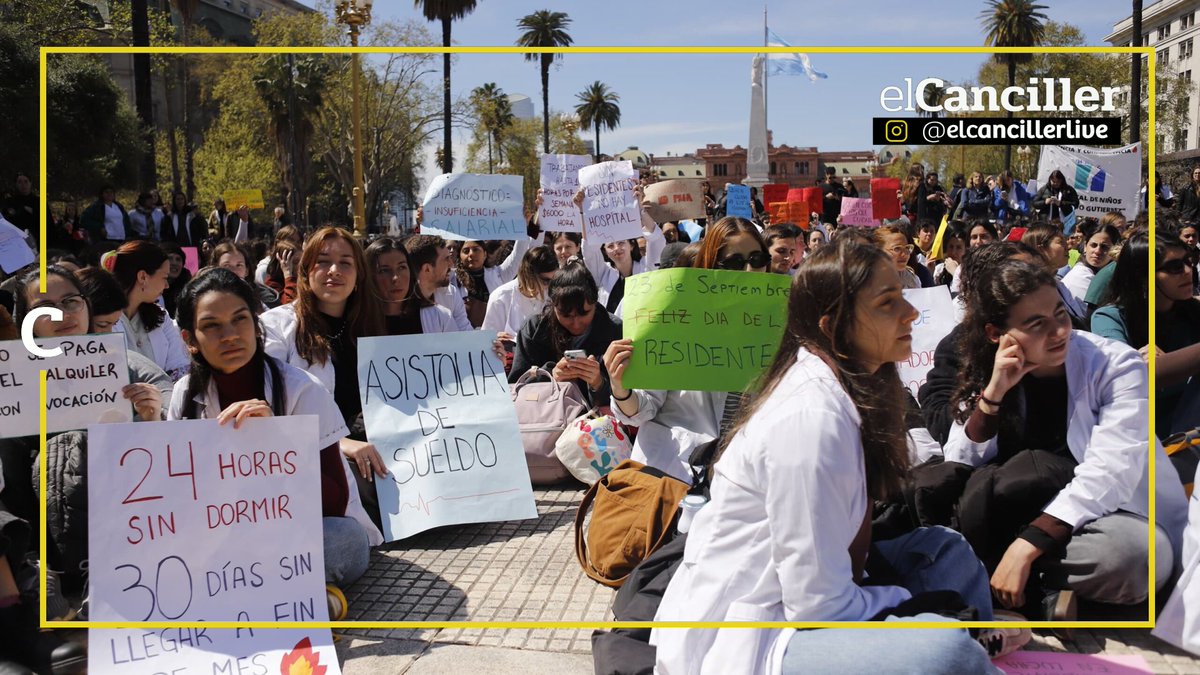 elcancillercom's tweet photo. [SOCIEDAD] La Asamblea de Residentes y Concurrentes de la Ciudad hicieron un paro y se movilizaron al ministerio de Salud: reclaman una recomposición salarial, frente "a la pérdida de poder adquisitivo por la inflación".

📸 @NAagencia https://t.co/HLOKWPX1Cp