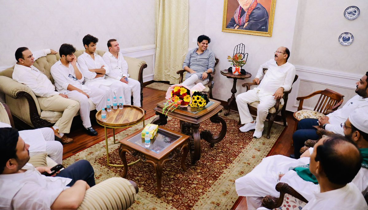 ShayarImran's tweet photo. राहुल गॉंधी जी से प्रभावित होकर कॉंग्रेस ज्वाइन करने वाले पश्चिमी उत्तर प्रदेश के पूर्व सांसद अमीर आलम ख़ान और पूर्व विधायक नवाज़िश आलम ख़ान जी ज्वाइनिंग के बाद आज मुलाक़ात के लिये आये तो लम्बी गुफ्तगू हुई।
कॉंग्रेस परिवार में उनका स्वागत है। https://t.co/YGlThGJDCR