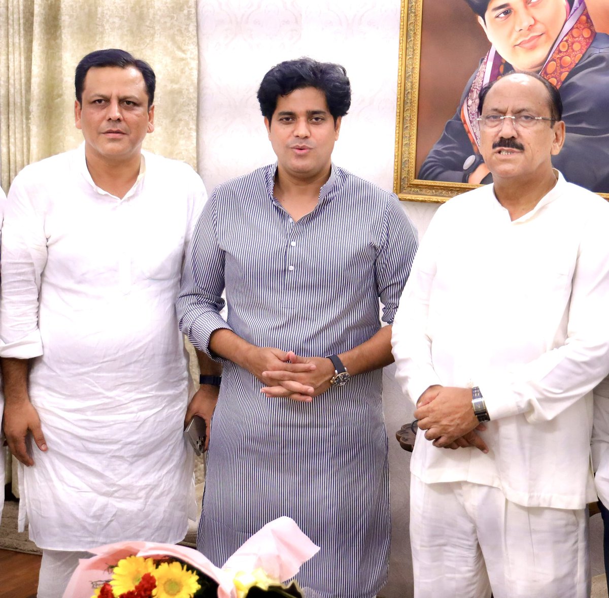 ShayarImran's tweet photo. राहुल गॉंधी जी से प्रभावित होकर कॉंग्रेस ज्वाइन करने वाले पश्चिमी उत्तर प्रदेश के पूर्व सांसद अमीर आलम ख़ान और पूर्व विधायक नवाज़िश आलम ख़ान जी ज्वाइनिंग के बाद आज मुलाक़ात के लिये आये तो लम्बी गुफ्तगू हुई।
कॉंग्रेस परिवार में उनका स्वागत है। https://t.co/YGlThGJDCR