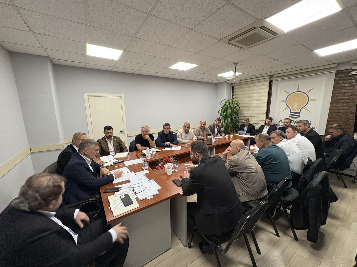 abalin's tweet photo. İlçe Başkanlığımızda devam eden Ana Kademe Mahalle Başkanları Toplantımıza katıldık.
Başakşehir’imizin her mahallesinde teşkilatımızın saha çalışmalarını, önümüzdeki döneme ilişkin çalışmalarımızı istişare ettik.

AK Parti teşkilatlarının gücü, mahallelerimizdeki samimi gayretimizden ve hemşehrilerimizle, komşularımızla kurduğumuz güçlü gönül bağından geliyor. 
Mahalle Başkanlarımız bu anlayışın sahadaki en önemli temsilcileri; teşkilatımız ile hemşehrilerimiz arasındaki güçlü köprülerimizdir.

Her bir mahallemizde kapısını çalmadığımız, halini hatırını sormadığımız, gönlüne dokunmadığımız tek bir hemşehrimiz kalmayana kadar; sahada, sokakta, hanede ve gönüllerde #YakınTeşkilat anlayışıyla, #TürkiyeYüzyılı için çalışmaya devam edeceğiz.