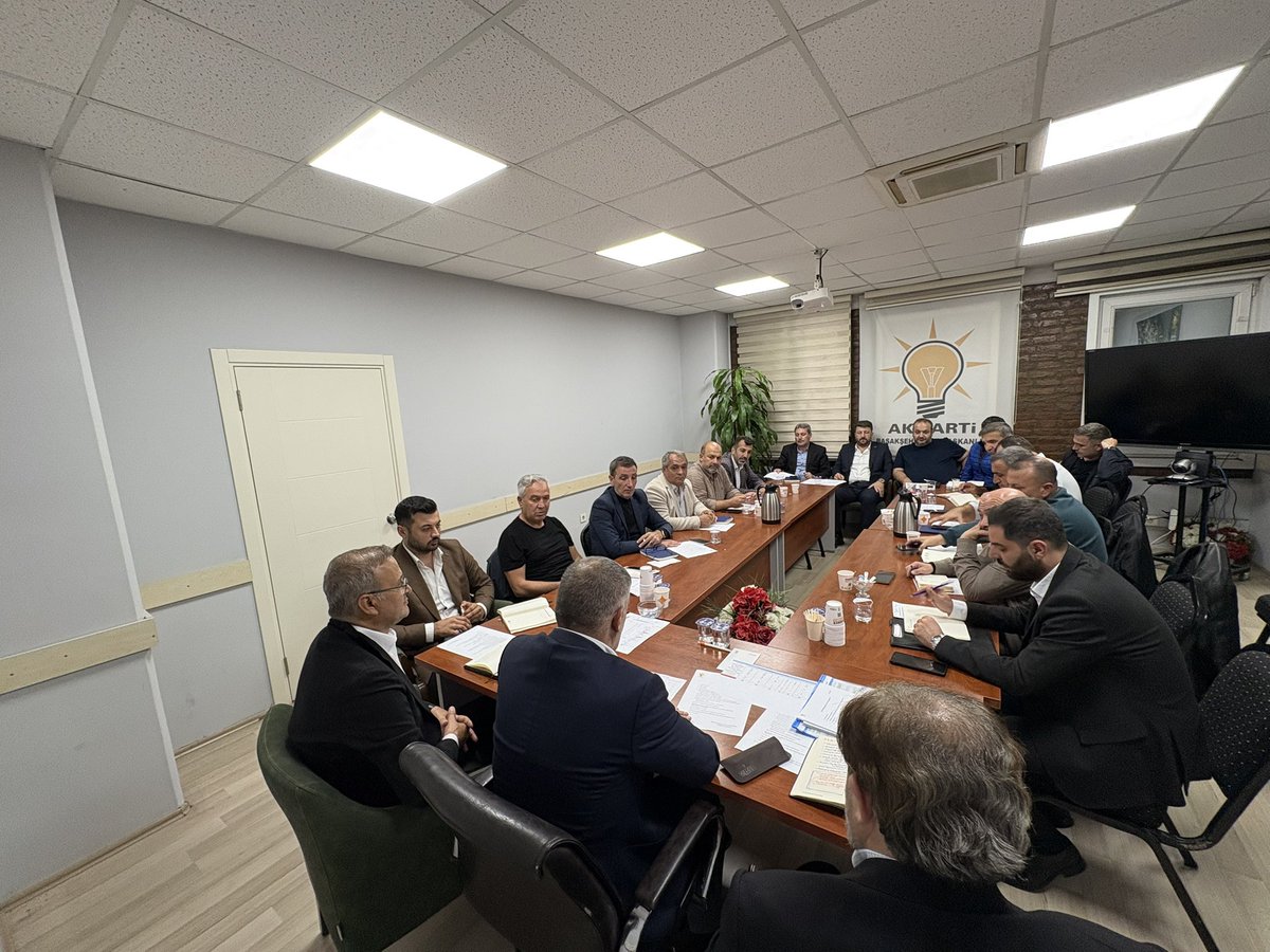 abalin's tweet photo. İlçe Başkanlığımızda devam eden Ana Kademe Mahalle Başkanları Toplantımıza katıldık.
Başakşehir’imizin her mahallesinde teşkilatımızın saha çalışmalarını, önümüzdeki döneme ilişkin çalışmalarımızı istişare ettik.

AK Parti teşkilatlarının gücü, mahallelerimizdeki samimi gayretimizden ve hemşehrilerimizle, komşularımızla kurduğumuz güçlü gönül bağından geliyor. 
Mahalle Başkanlarımız bu anlayışın sahadaki en önemli temsilcileri; teşkilatımız ile hemşehrilerimiz arasındaki güçlü köprülerimizdir.

Her bir mahallemizde kapısını çalmadığımız, halini hatırını sormadığımız, gönlüne dokunmadığımız tek bir hemşehrimiz kalmayana kadar; sahada, sokakta, hanede ve gönüllerde #YakınTeşkilat anlayışıyla, #TürkiyeYüzyılı için çalışmaya devam edeceğiz.