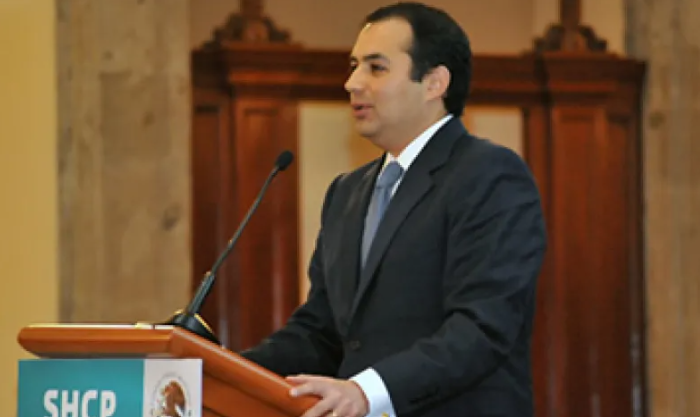 LuisCardenasMx's tweet photo. 📉 Ernesto Cordero revienta el “milagro económico” de la 4T

El exsecretario de Hacienda asegura que, desde 2019, México crece dos puntos menos que Estados Unidos: el peor rezago de los últimos cinco sexenios.

Acusa a Morena de ahuyentar la inversión, destruir instituciones y dilapidar recursos en el Tren Maya, el AIFA y Dos Bocas.

Su remate: en lugar de insultar a los “neoliberales”, el Gobierno debería pedirles consejo.

https://t.co/XvjxxRDGwJ