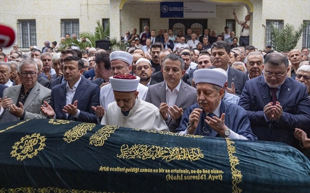DpGultekinUysal's tweet photo. Bugün İzmir’de, Türk siyasetinin ilkeli isimlerinden, İzmir Büyükşehir Eski Belediye Başkanı Dr. Burhan Özfatura’yı ebediyete uğurladık.

Bir ömrü devlete, millete ve memlekete hizmet idealine adamış; siyaseti makam ve ikbal değil, emanet, sorumluluk ve ahlak meselesi olarak görmüş bir devlet ve siyaset adamıydı.

Maliye bürokrasisinden yerel yönetime uzanan hayatında kamu kaynaklarına ganimet değil, milletin emaneti olarak baktı. Belediyeciliği siyasi propaganda sahnesi değil; planlama, disiplin, hesap verebilirlik ve şehircilik meselesi olarak gördü.

Bugün kendisini uğurlarken yalnızca bir şahsiyeti değil, siyasetin giderek unuttuğu bazı kavramları da hatırlıyoruz:

Emanet.
Liyakat.
Hesap verebilirlik.
Kamu ahlakı.
Devlet ciddiyeti.
Millete sadakat.

Bunlar geçmişte kalmış kavramlar değil; Türkiye’nin bugün her zamankinden daha fazla ihtiyaç duyduğu siyaset zemininin temel taşlarıdır.

Demokrat siyasi geleneğin bize öğrettiği hakikat açıktır:

Devlet millet içindir.
Belediye şehir içindir.
Siyaset ikbal için değil, hizmet içindir.

Şehirler belediye başkanlarının, kamu malı da hiçbir siyasi iktidarın tapulu malı değildir.

Dr. Burhan Özfatura’nın ardından geriye yalnızca hizmetleri değil, “Siyaset nasıl yapılmalı?” sorusuna bıraktığı bir cevap da kalmıştır.

İzmir’e, Türk siyasetine ve kamu hayatımıza bıraktığı iz için kendisini şükranla yad ediyorum.

Allah rahmet eylesin, mekânı cennet olsun.

Başta Özfatura Ailesi olmak üzere İzmirimizin, sevenlerinin, dostlarının ve Demokrat Parti camiamızın bir kez daha başı sağ olsun.