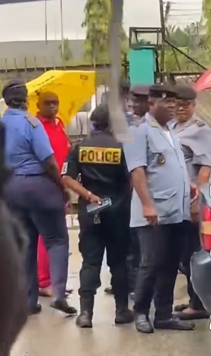 Asitchoma's tweet photo. Follow up  !! #JusticePourOzanne

Le papa de Moukoko Ozanne n’a pas pu prendre la parole jour au College.

-Forte présence des Forces de Maintien de l’ordre sur les lieux.

-grande mobilisation de la presse refoulée.

-prise de parole reportée ultérieurement https://t.co/9bNFLNpcHO