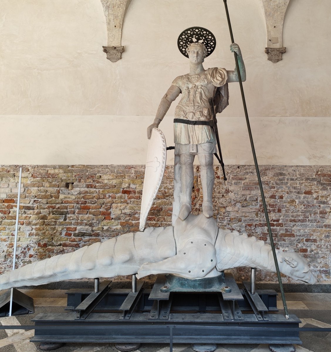 isl1965's tweet photo. San Teodoro d'Amasea, primer patrón de Venecia, apodado "Sauróctono" por haber matado a un dragón o a un cocodrilo. El original se conserva ahora dentro del Palacio Ducal, y es un refrito de estatuas antiguas, entre ellas tal vez una de Constantino. 
📸🙋 https://t.co/yh48zClfmH