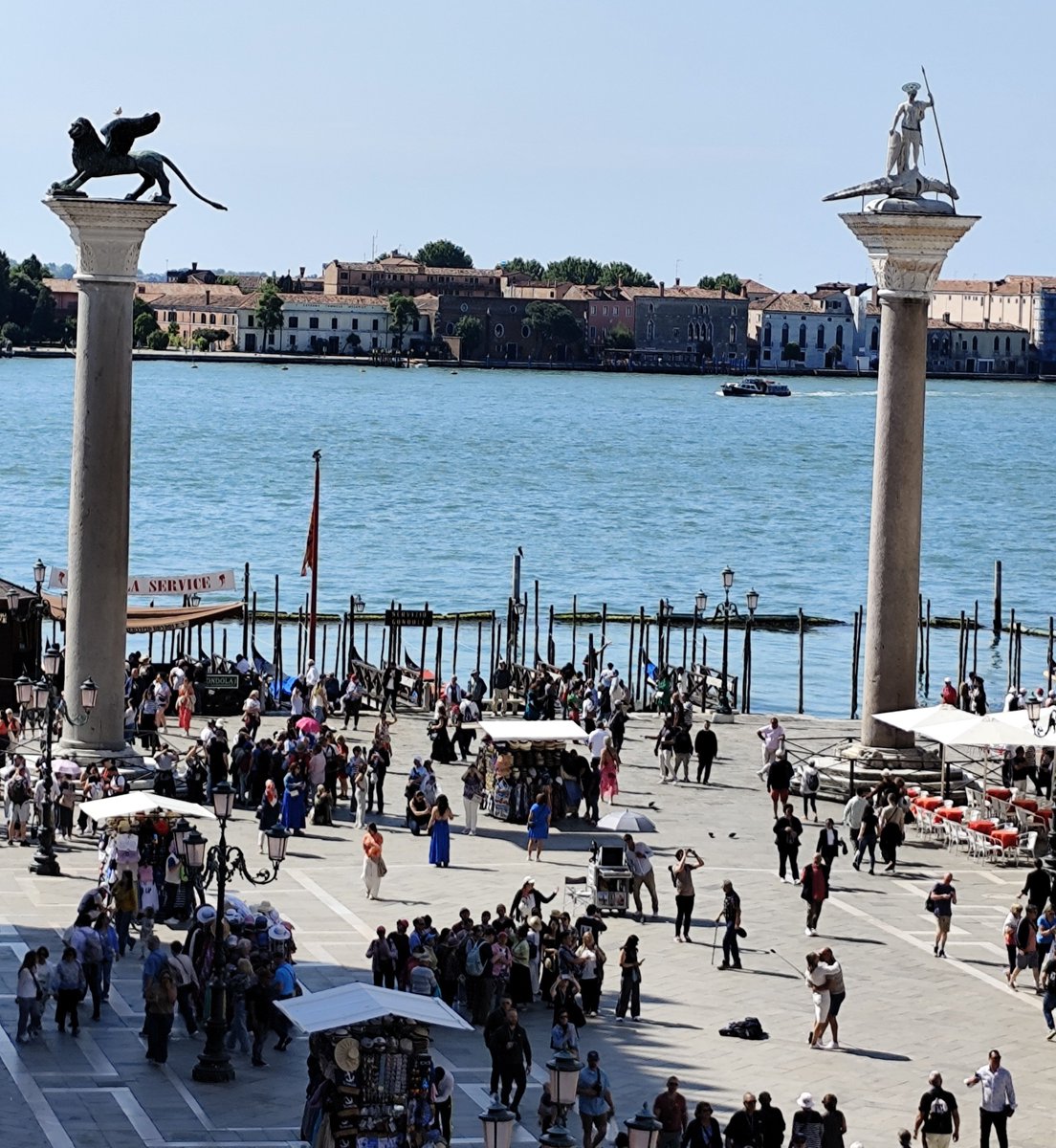 isl1965's tweet photo. San Teodoro d'Amasea, primer patrón de Venecia, apodado "Sauróctono" por haber matado a un dragón o a un cocodrilo. El original se conserva ahora dentro del Palacio Ducal, y es un refrito de estatuas antiguas, entre ellas tal vez una de Constantino. 
📸🙋 https://t.co/yh48zClfmH