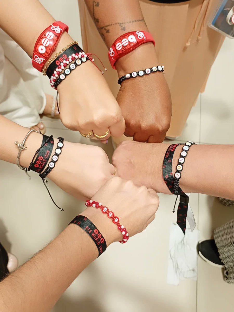 SiedseBoer's tweet photo. Um show incrível em uma tarde abençoada de sábado, ao lado das minhas armys do coração. Celebrando quem conseguiu ingressos e adoçando o coração de quem não conseguiu. https://t.co/Zgfcpusg1V