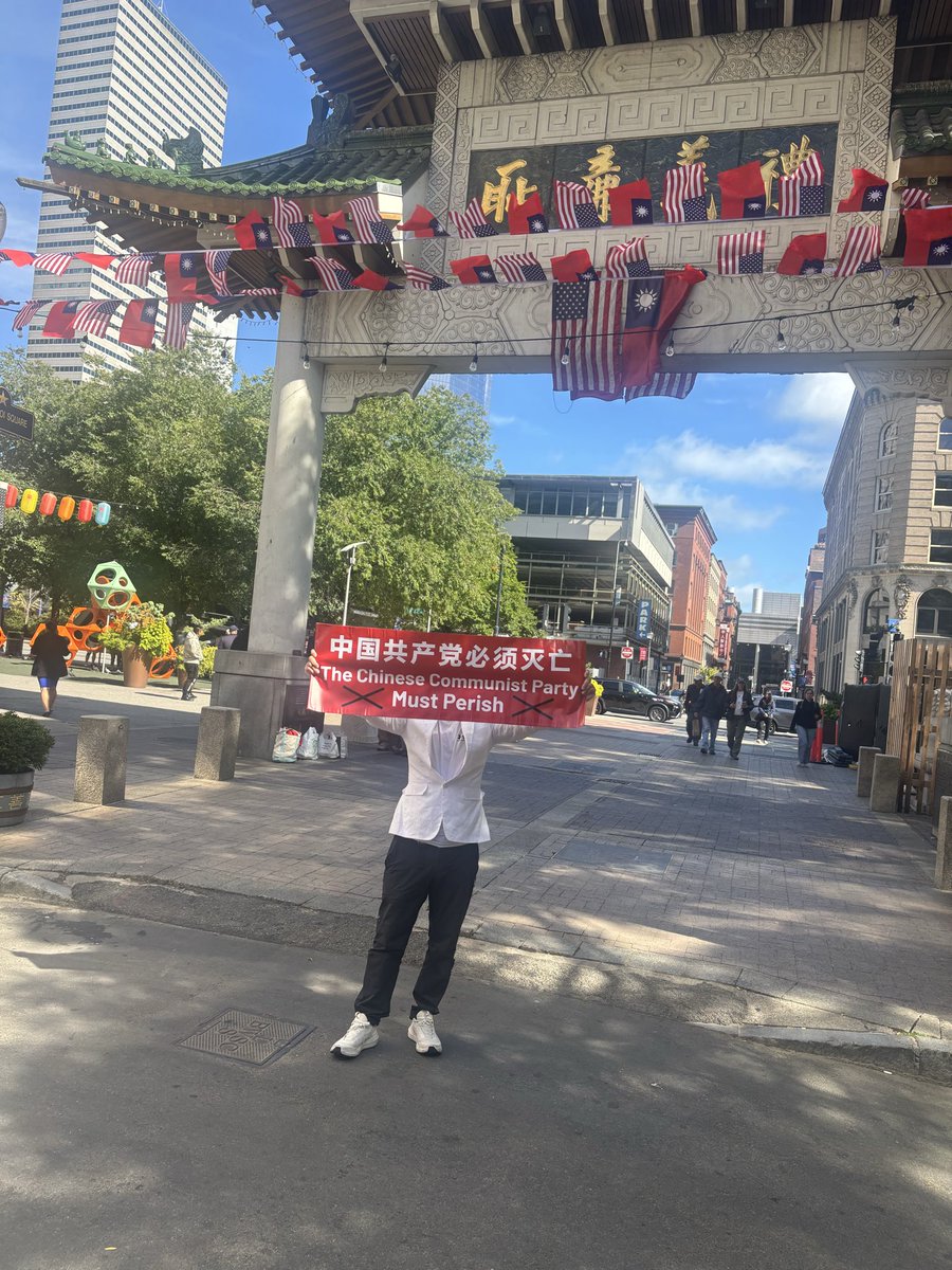 zhuloutingyu's tweet photo. 波士顿发来贺电，欢迎独裁者来美国学习三权分离.政治制度。结束皇权制度 https://t.co/fJw2bwxQa3