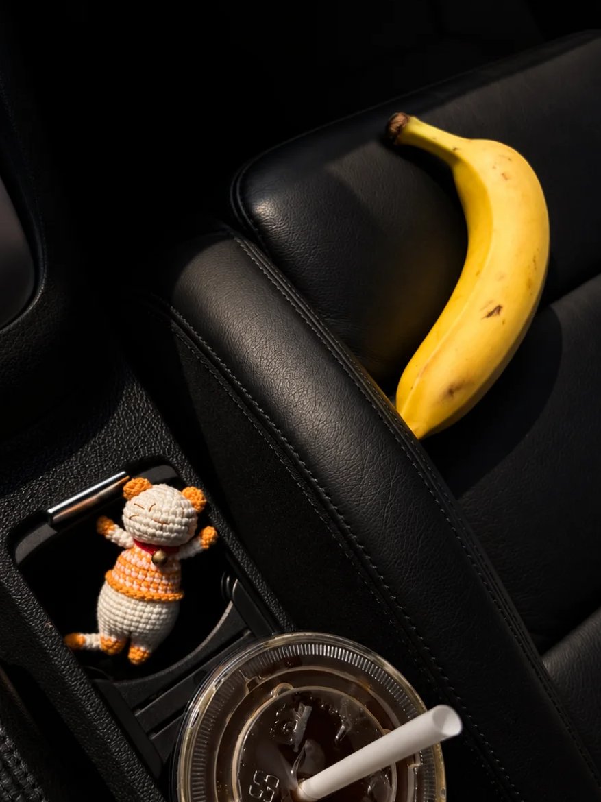 eira_tunes's tweet photo. What is everyone doing while waiting at a red light? https://t.co/8yngl9hxe5
