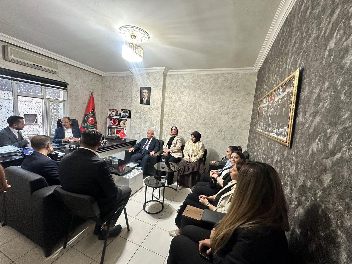 MardinSehitGazi's tweet photo. AK Parti MKYK Üyesi Sayın Temel Başalan, İl Başkan Vekili Sayın Bülent Gözü ve İlçe Başkanı Sayın Yavuz Geylani Çaltekin, Türkiye Harp Malûlü Gaziler, Şehit Dul ve Yetimleri Derneği Mardin Şubemizi ziyaret ettiler.

Gerçekleştirilen ziyarette; şehit ailelerimiz ve gazilerimizin hak ve menfaatleri, karşılaştıkları sorunlar ile Terörsüz Türkiye sürecine ilişkin hassasiyetlerimiz dile getirildi.

Şehit ailelerimiz ve gazilerimize yönelik duyarlılığını ifade eden, başta Sayın Cumhurbaşkanımız olmak üzere devletimizin her daim şehit ailelerimizin ve gazilerimizin yanında olduğunu vurgulayan Sayın Temel Başalan’a ve beraberindeki heyete; nazik ziyaretleri, yakın ilgileri ve hassasiyetleri için teşekkür ediyoruz.

@RTErdogan 
@hasandogan 
@drbetulsayan
@Temelbasalan
@tuncay_akkoyun 
@CaltekinG
 
@Akparti 
@AkArtuklu