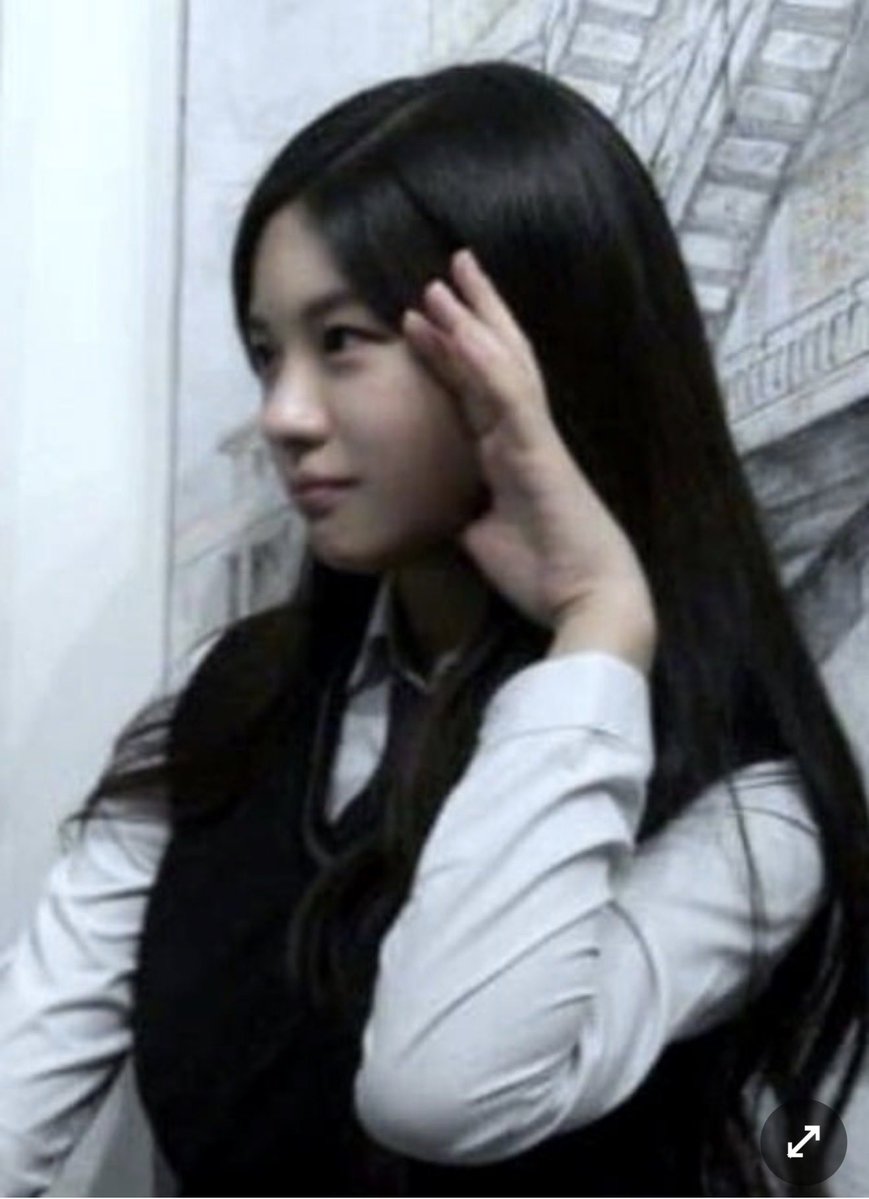 th_t_year's tweet photo. @ohyeahju 고윤정 어렸을 때 사진. 나이가 들어 볼살이 자연스레 빠지고 얼굴 골격이 성숙해짐. 그리고 연예인이 자신의 경력을 위해 관리하는 게 왜 비난받을 행동인지 모르겠네. https://t.co/SL8vSUez2G