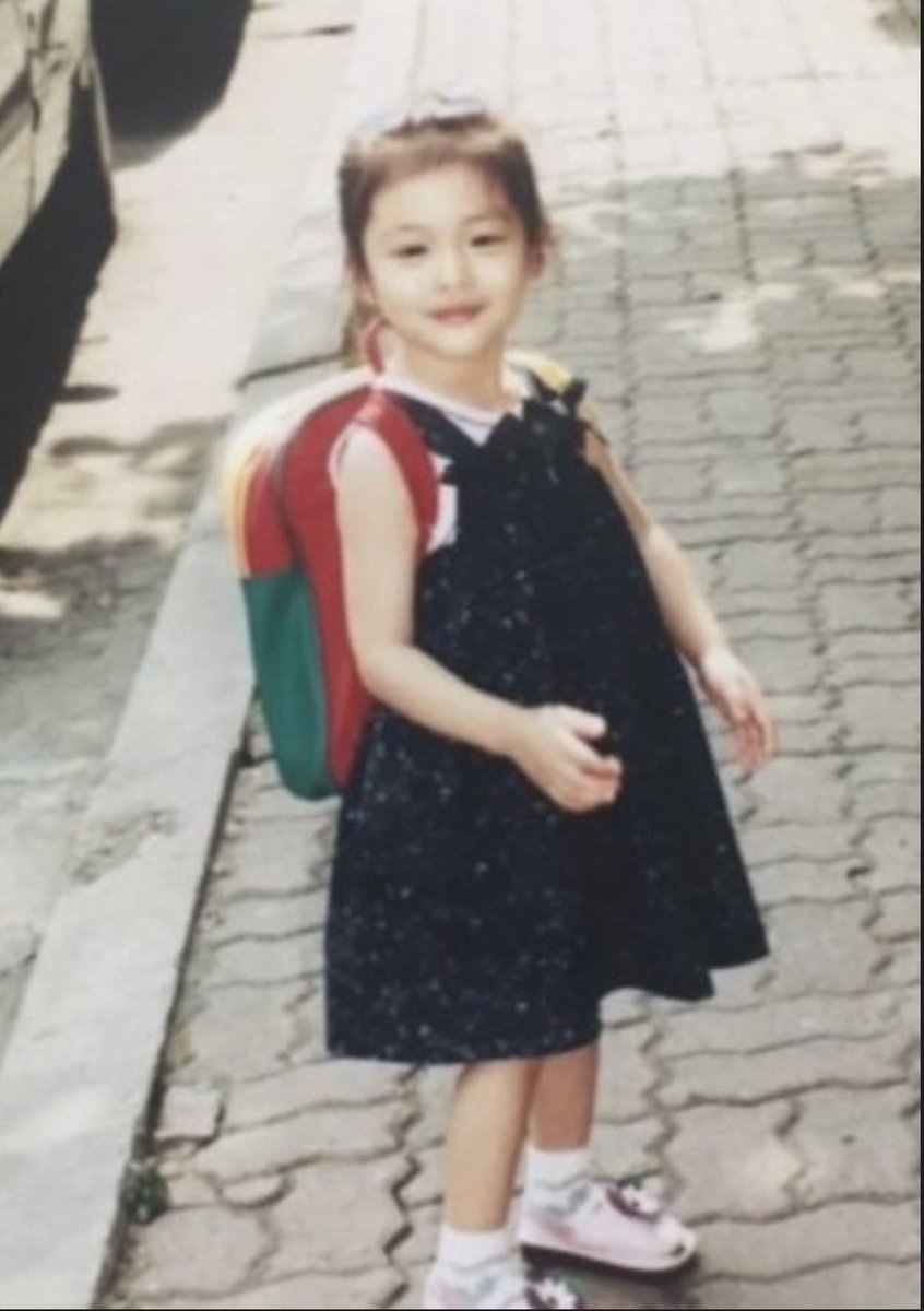 th_t_year's tweet photo. @ohyeahju 고윤정 어렸을 때 사진. 나이가 들어 볼살이 자연스레 빠지고 얼굴 골격이 성숙해짐. 그리고 연예인이 자신의 경력을 위해 관리하는 게 왜 비난받을 행동인지 모르겠네. https://t.co/SL8vSUez2G