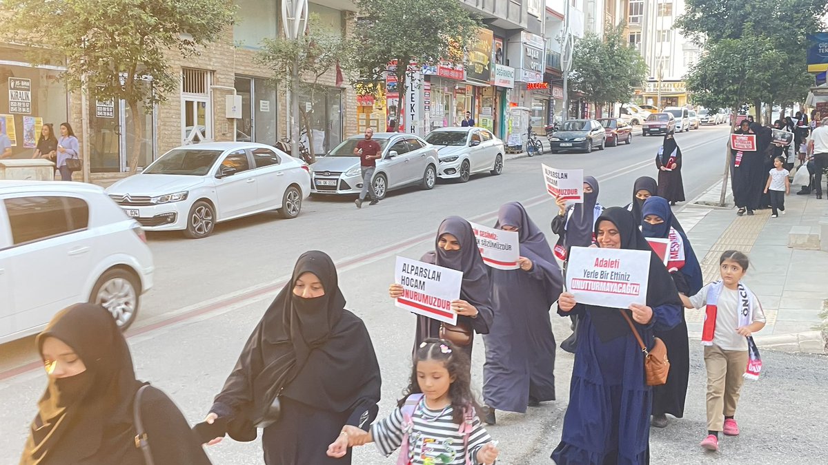 FurkanHElazig's tweet photo. Hocamız ve kardeşlerimiz özgür kalana dek meydanlarda olmaya devam edeceğiz! 
FURKANIZ, HAKLIYIZ, YILMAYACAĞIZ!

AlparslanHocaya Özgürlük 
SemraHocaya Özgürlük 
FurkanHareketi Tertemizdir 

📍Elazığ | 23.09.26 https://t.co/KqqVRNUlpC