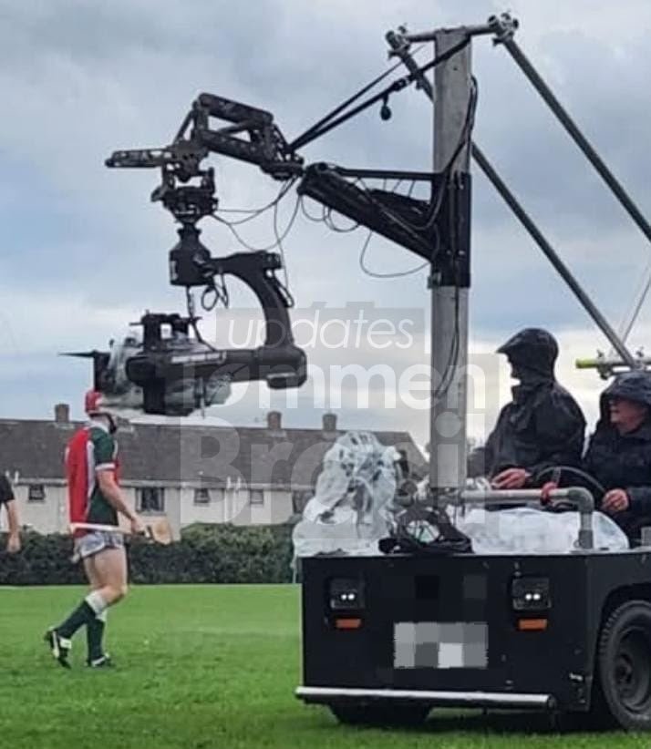 updatestommenbr's tweet photo. 🏑 | JOEY THE HURLER?

Em novas fotos dos bastidores de Boys of Tommen, podemos ver uma cena de um jogo de hurling sendo gravada ao fundo. Estão prontos para ver Joey Lynch em campo? https://t.co/6Ouwx8ZGFB