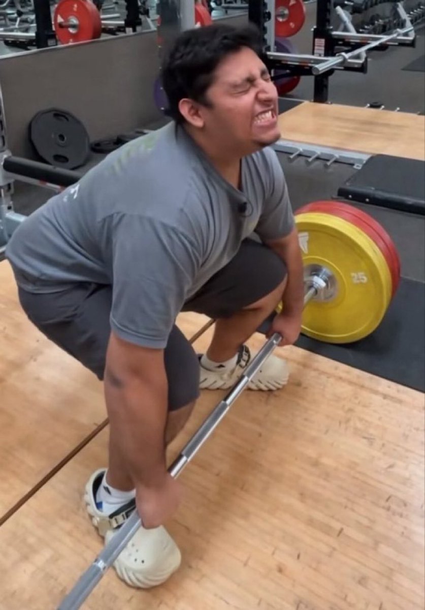 cfc_dawit's tweet photo. @cfc_gielho Straining before the bar even moves in the slightest… https://t.co/od2YXmP65x
