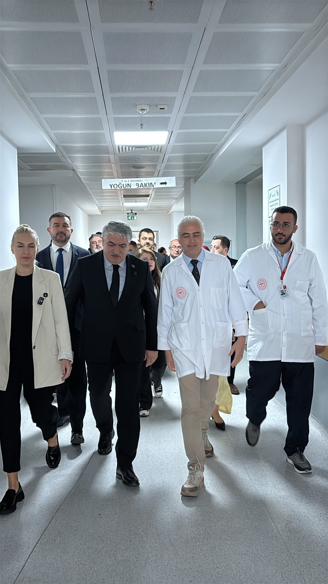 OzcanGngr's tweet photo. Bugün Genel Başkan Yardımcımız Sn. Merve Kır Müftüoğlu, Manisa İl Başkanımız Şakircan Dinç, Kurucumuz/MYK Üyemiz ve İdari Mali İşler Başkan Yrd. Serbülent Vatanoğlu ve Turgutlu İlçe Başkanımız Muhammed Yıldız ve teşkilatımızla Turgutlu’daydık.

Turgutlu Devlet Hastanesinde yaralı evlatlarımızı ziyaret ederek Genel Başkanımız Sn. Yavuz Ağıralioğlu’nun selamlarını ilettik; ardından okulu ziyaret edip yetkililerden bilgi aldık.

Basın açıklamamızda altını çizdik: Okul güvenliği yalnız kamera ve bekçi değildir. Aidiyet kaybını, dışlanmayı, akran zorbalığını ve şiddete giden riskleri önceden görebilen güçlü bir rehberlik ve erken uyarı sistemine ihtiyaç var.

Kapıyı koru. Çocuğu gör. Sinyali duy. Zamanında müdahale et.

@tcmeb @tcailesosyal @TC_icisleri @ManisaValiligi