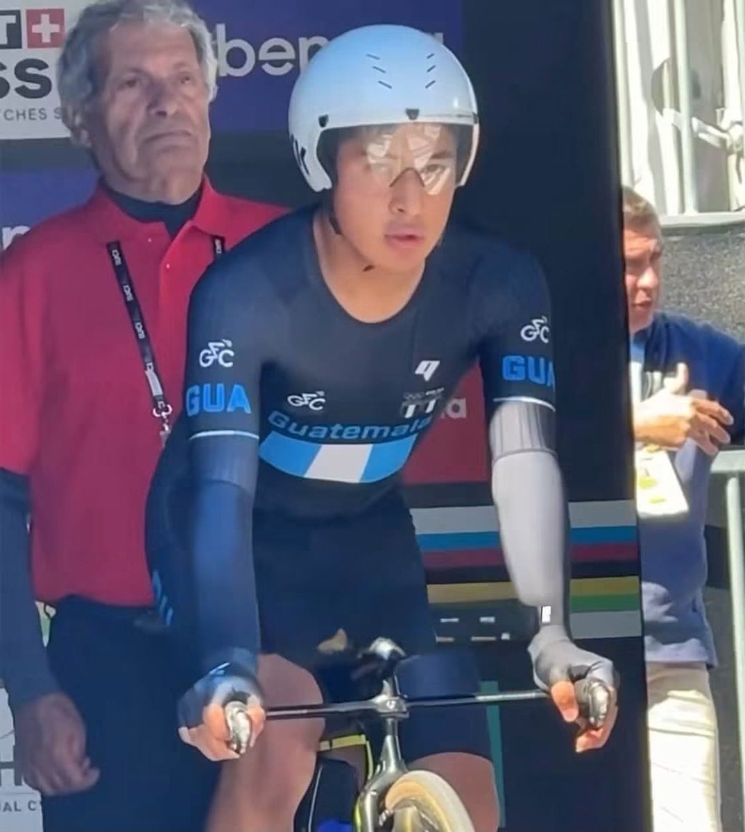 elmetrogt's tweet photo. Vergüenza mundial: ciclistas guatemaltecos compiten remendados y abandonados por su dirigencia

La participación de la delegación guatemalteca en el Campeonato Mundial ha quedado opacada por un bochornoso espectáculo administrativo propiciado por la Federación Nacional de Ciclismo de Guatemala. En lugar de garantizar las condiciones técnicas y logísticas para competir en la élite, la dirigencia ha expuesto al país a una auténtica vergüenza a nivel mundial. Esta cadena de errores evidencia una preocupante falta de planificación y un nulo respaldo hacia los atletas que, con enorme sacrificio, visten los colores patrios en la máxima exigencia del pedal.

El caso más indignante de esta desorganización lo protagonizó el pedalista Anderson Ajpacaja, quien acudió a su primera cita mundialista en la Contrarreloj Individual (CRI) sin el equipamiento reglamentario. Durante la estricta revisión técnica, los comisarios internacionales detectaron que el apoya brazos de su bicicleta no cumplía con las medidas exigidas, obligando a los mecánicos a remendar la pieza con cinta aislante para autorizar su salida. Ver a un Campeón Nacional Juvenil recurriendo a parches de emergencia de última hora refleja el absoluto abandono de una federación incapaz de proveer el material idóneo para la alta competencia.

Esta precariedad en el equipamiento no fue un incidente aislado, sino el reflejo de una inoperancia institucional que también golpeó la logística básica de viaje. Los experimentados ciclistas Mardoqueo Vásquez y Manuel Rodas estuvieron al borde de quedar fuera de esta justa mundialista debido a que las autoridades no gestionaron sus visas con la antelación requerida. Poner en riesgo la participación de los máximos exponentes del ciclismo nacional por negligencia burocrática es un acto imperdonable que demuestra el amateurismo de quienes dirigen el deporte.

Competir en un Mundial no es presentarse a cualquier carrera de fin de semana; es el escenario más implacable del globo, donde las potencias invierten en tecnología milimétrica y planificación exhaustiva. Pretender minimizar estos graves fallos administrativos es una falta de respeto al talento de deportistas que, llenos de coraje y dignidad, deben sortear la improvisación directiva antes siquiera de tomar la salida. Los ciclistas están haciendo su trabajo superando obstáculos sobre el asfalto, pero los burócratas están fallando miserablemente desde sus escritorios.

Es imperativo que el deporte guatemalteco deje de normalizar la mediocridad institucional como un estándar aceptable. La valentía demostrada por los ciclistas no exime de responsabilidad a los dirigentes de la federación, quienes deben rendir cuentas inmediatas por exponer al país a este nivel de ridículo. Guatemala tiene talento de sobra para rodar con honor, pero mientras nuestros atletas pedalean hacia el futuro, la gestión federativa sigue atascada en el subdesarrollo, sostenida apenas con cinta de aislar.

Aunque no debe extrañarnos la falta de apoyo a los atletas, pues solo falta voltear a ver a un estadio nacional Doroteo Guamuch en completo abandono, mientras que la dirigencia deportiva con jugosos salarios y aferrados a sus puestos, quedándose con el dinero del deporte, mientras los atletas compiten en condiciones precarias, que vergüenza.

Texto Mario Reyes

#ciclismo #deporte #mundialdeciclismo #metroredes #elmetropolitanogt https://t.co/eWxYAE13PF https://t.co/8KIzGXILLn