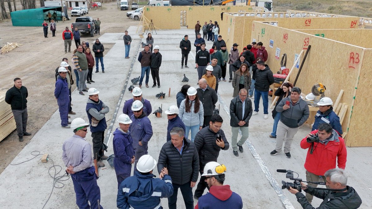 Rolo_Figueroa's tweet photo. PASO AGUERRE: EL CPEM N° 99 YA ALCANZÓ EL 40% DE AVANCE

Estamos construyendo un nuevo edificio para que 87 estudiantes de Paso Aguerre y siete parajes cercanos puedan estudiar en un espacio propio, pensado para sus necesidades. La obra incorpora paneles de madera producidos por CORFONE, una tecnología local, sustentable y adaptada a nuestro territorio.

Compartimos la recorrida con la comunidad de Paso Aguerre, pero también con la comunidad de alumnos del CPEM 108 de Santo Tomás, que es el próximo edificio que vamos a empezar a construir con esta modalidad. 

En Neuquén la educación es prioridad.