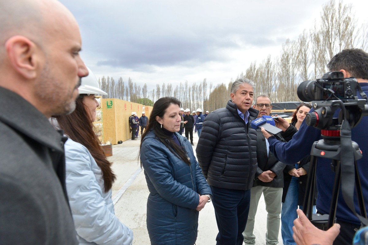 Rolo_Figueroa's tweet photo. PASO AGUERRE: EL CPEM N° 99 YA ALCANZÓ EL 40% DE AVANCE

Estamos construyendo un nuevo edificio para que 87 estudiantes de Paso Aguerre y siete parajes cercanos puedan estudiar en un espacio propio, pensado para sus necesidades. La obra incorpora paneles de madera producidos por CORFONE, una tecnología local, sustentable y adaptada a nuestro territorio.

Compartimos la recorrida con la comunidad de Paso Aguerre, pero también con la comunidad de alumnos del CPEM 108 de Santo Tomás, que es el próximo edificio que vamos a empezar a construir con esta modalidad. 

En Neuquén la educación es prioridad.