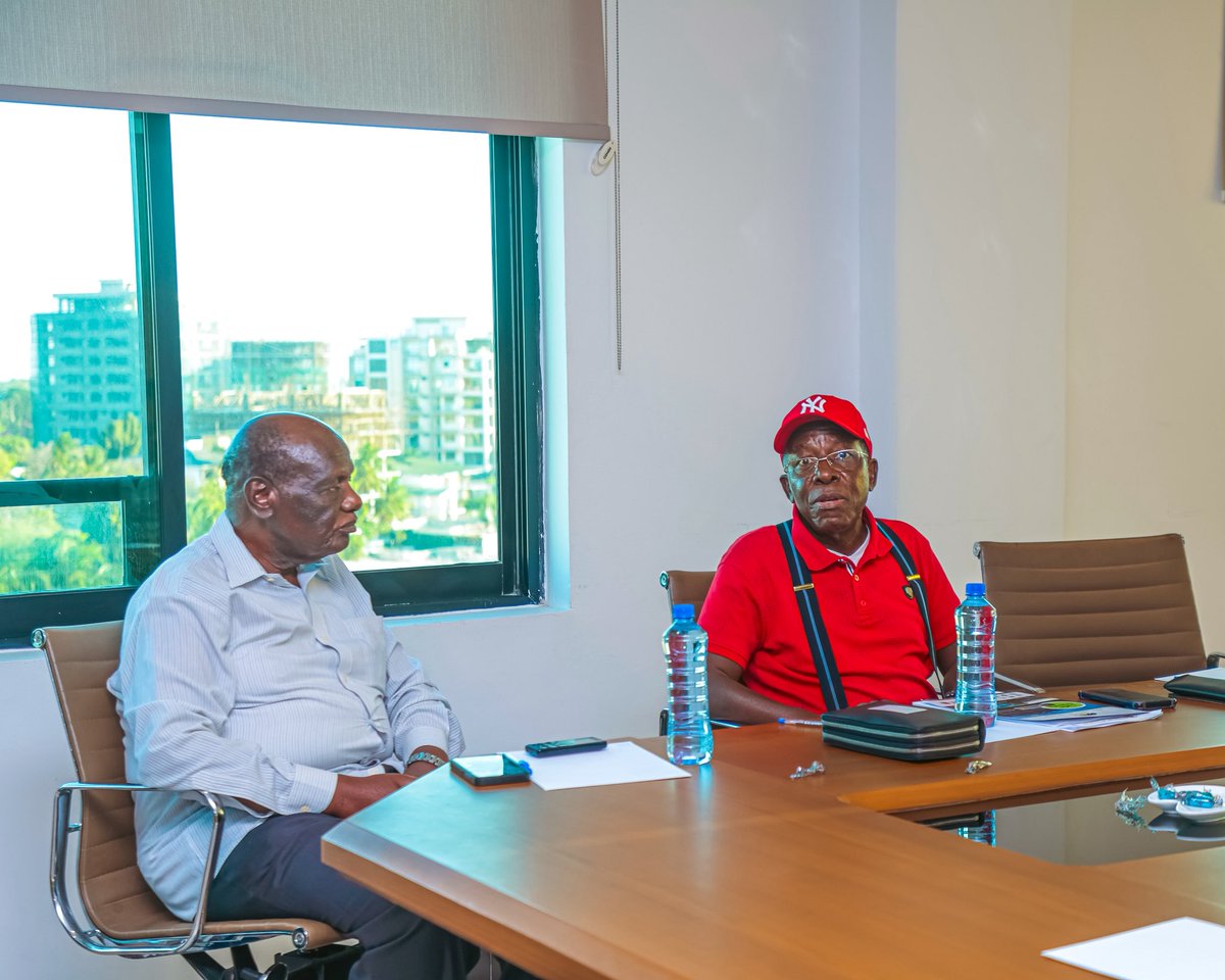 SimbaSCTanzania's tweet photo. 📸 Bodi ya Wadhamini ya Klabu ya Simba imekutana na kufanya mazungumzo na Rais na mwekezaji, Mohammed Dewji. #NguvuMoja https://t.co/enwbnTPtCw