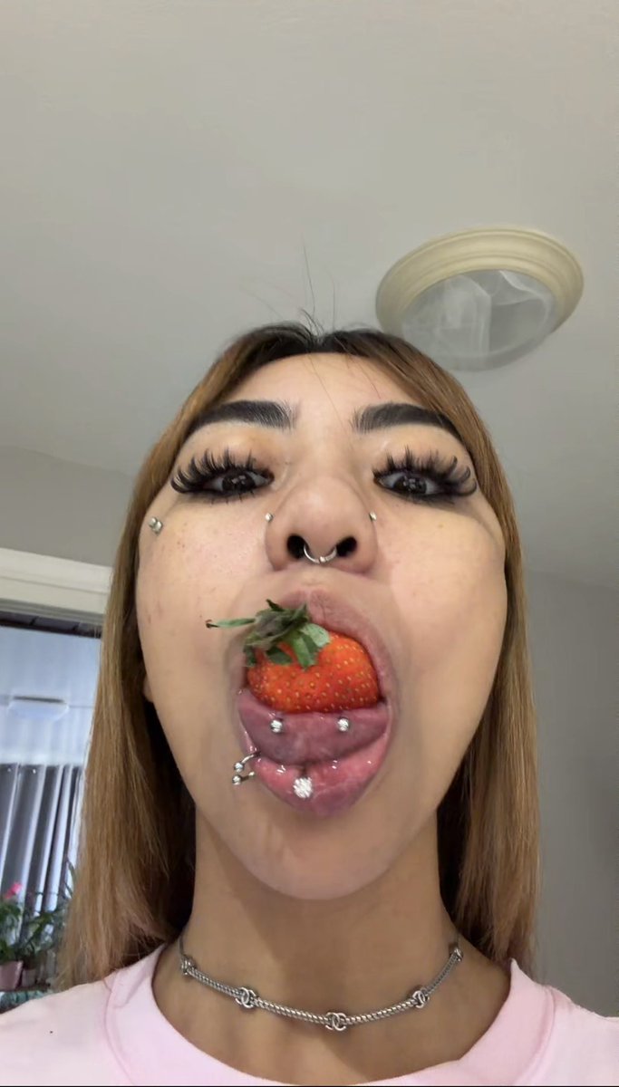 atowerss_'s tweet photo. I love strawberries https://t.co/pLWL5Ndmki