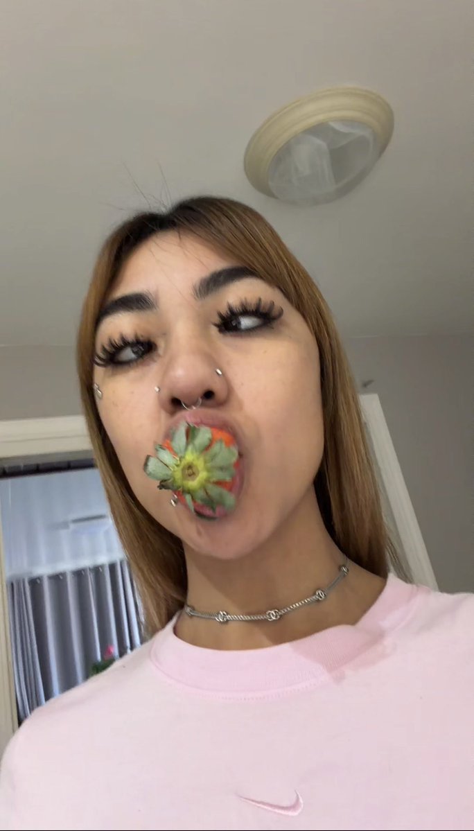 atowerss_'s tweet photo. I love strawberries https://t.co/pLWL5Ndmki