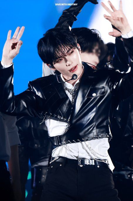 shbussy's tweet photo. 🧵a thread of sung hanbin's waist that people need to talk more about #mfissnatched #allthatmeatwentohischest #hnfgh #ineedtoholdhiswaist #needtogivehimbackshots #sunghanbin #youaresosexy #illtopyousogood #myomega #growls #grr #weneedtoappreciatebinwaistmore #shortasfthread https://t.co/IIMIrU01ay