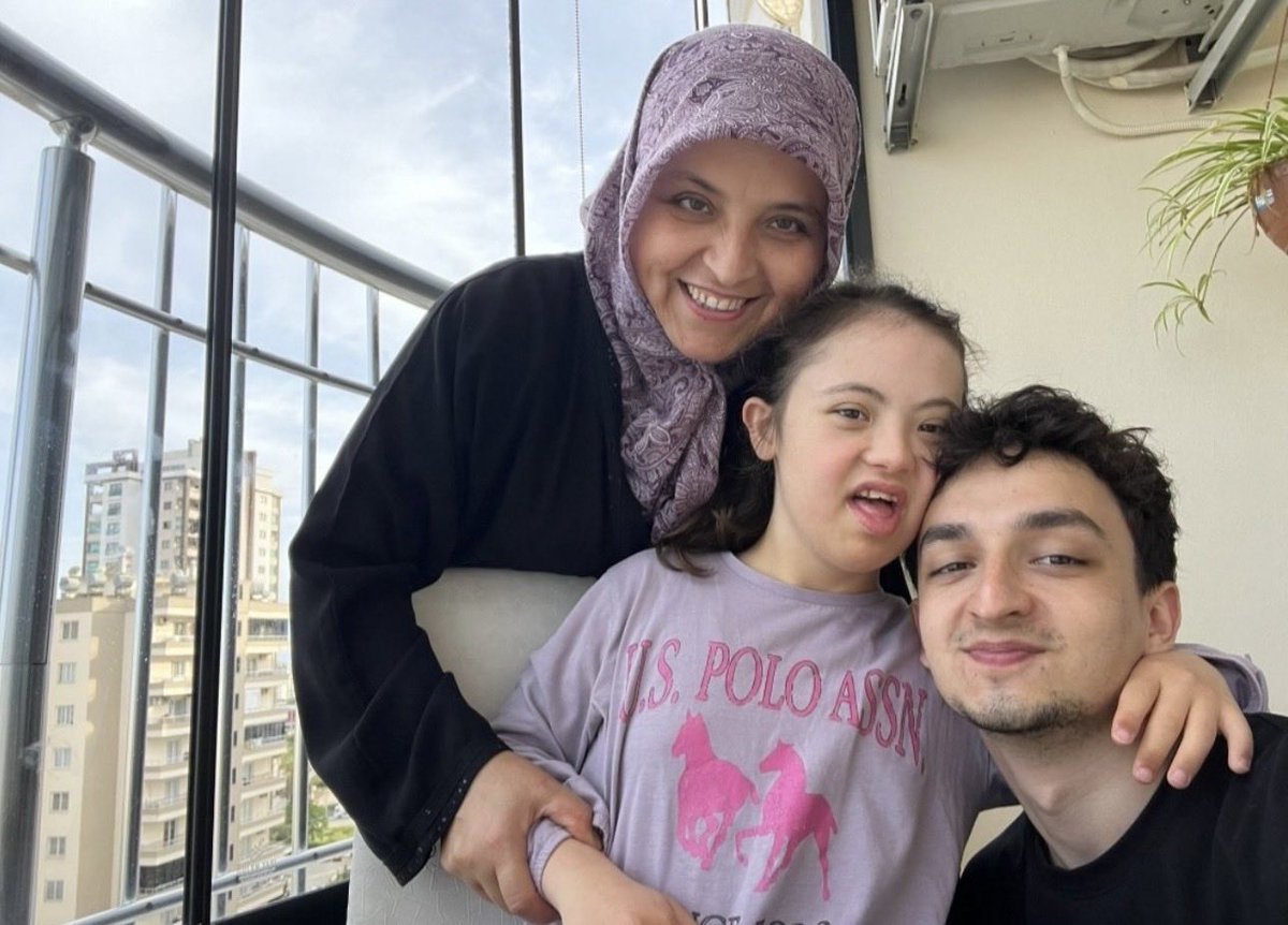 sema84023318's tweet photo. Fatma Gök yıllar önce verdiği röportajda kendisini böyle anlatmıştı:"Ben lise mezunu bir ev hanımıyım.Dümdüz ev hanımının vücut bulmuş haliyim.”
Kendisine yöneltilen suçlamaların dini sohbet ve Kur’an okumaya ilişkin tanık anlatımlarına dayandığını söyledi.
ÇocukHasta AnneHapiste https://t.co/HSTyQ71C1h