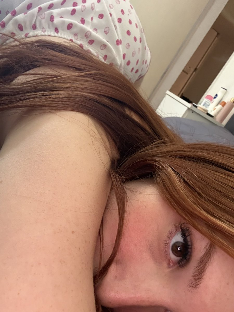 Deneblariii's tweet photo. Préfère tu suçer 🍒, baiser 🍑où lécher😝tôt 
le matin avant de commencer la journée? https://t.co/UPI2KFxcLi