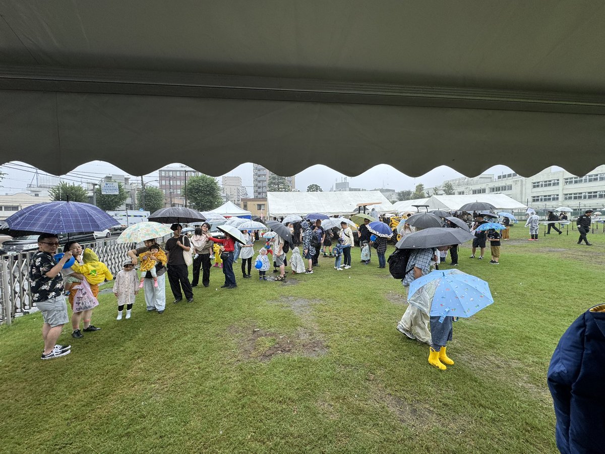 MasatakaBandoh's tweet photo. 沢山のお客様
雨☔の中ありがとうございました。
２００名程
乗車体験して
頂きました。
まだまだ
出来る事を盛り上げます。
#supergt https://t.co/t3Z7JJuFR0