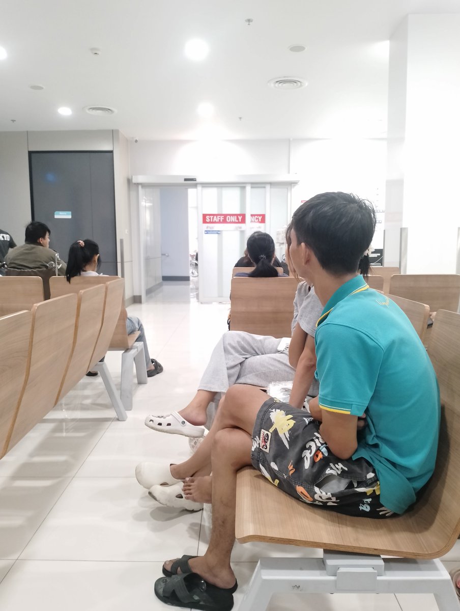 kikahi36's tweet photo. พาเพื่อน มาหาหมอ แอร์อย่างหนาว โรงพยาบาลวิชัยเวช อ้อมน้อย https://t.co/bQRvIozWQx