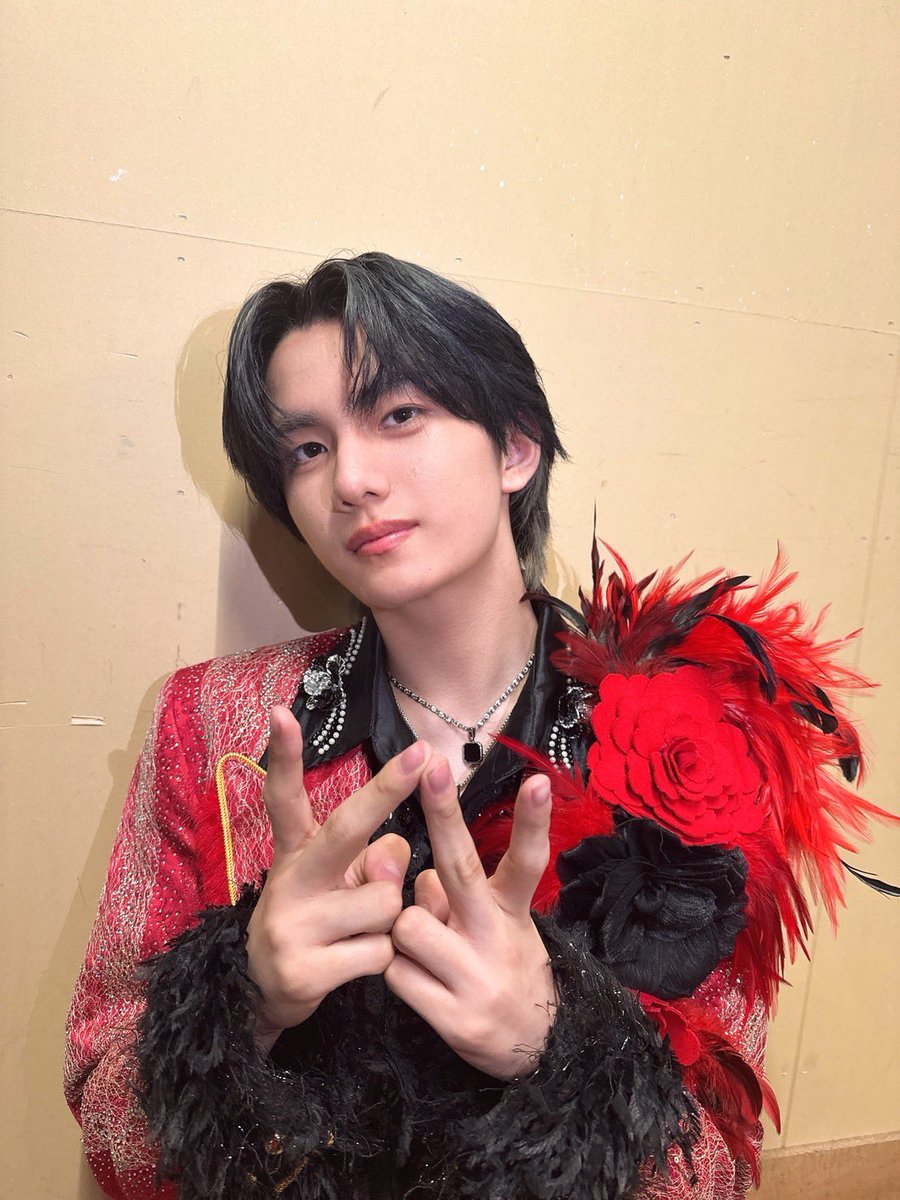 mochi818m's tweet photo. 暗髪＋赤衣装最高やね🤩🤩🤩��🤩🤩(黒髪じゃないんだよね。) https://t.co/9NTqbkWrdS