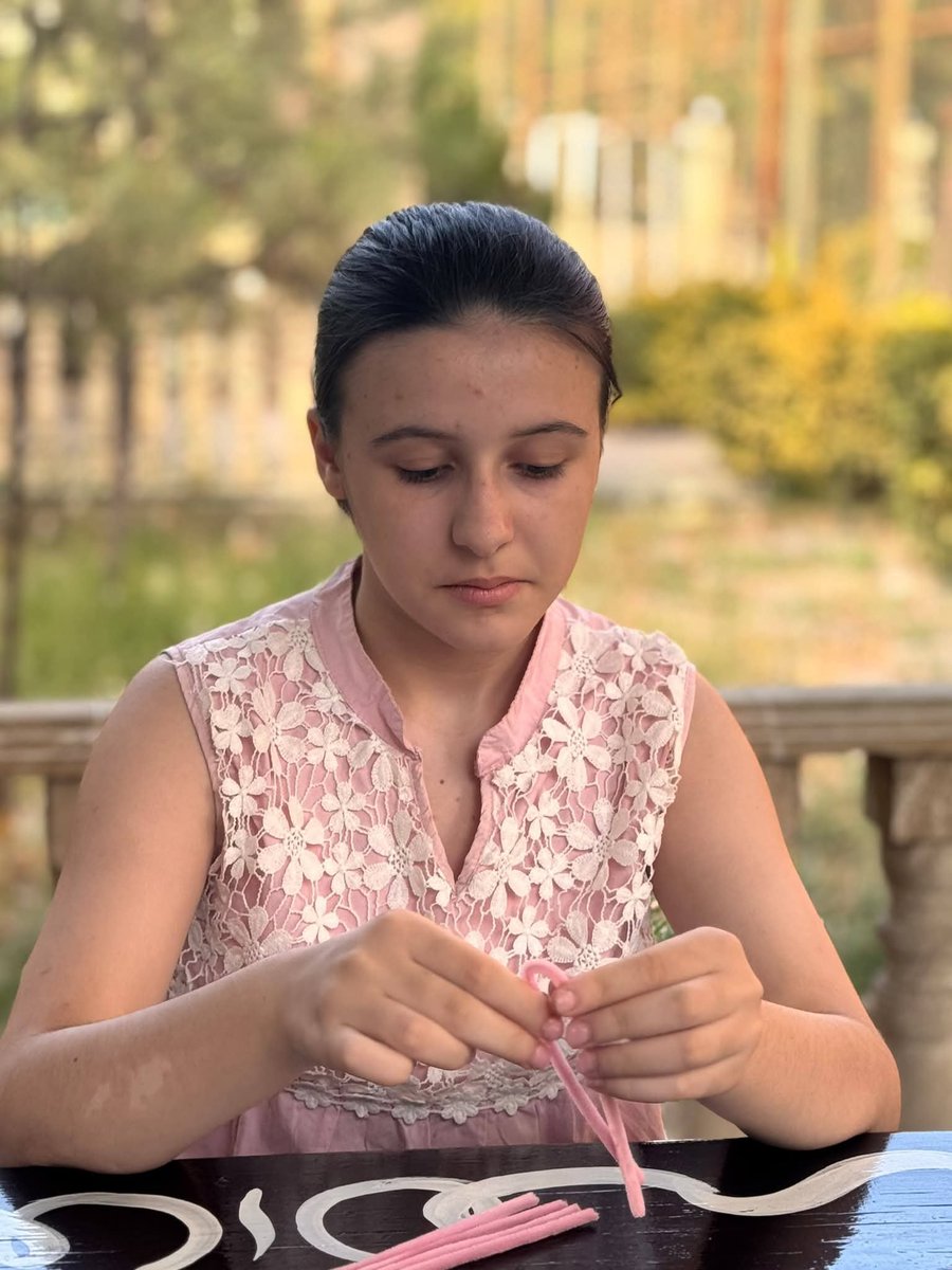 YevlaxGe's tweet photo. 🌸 Rəngli tellərdən gözəl çiçəklər hazırladıq!

Bu gün gənclərlə yaradıcılığımızı ortaya qoyaraq rəngarəng çiçək kompozisiyası hazırladıq. 💐

#YevlaxGənclərEvi #YGE #Əlİşi #Yaradıcılıq #AsudəVaxt https://t.co/CtrFFPxDOa