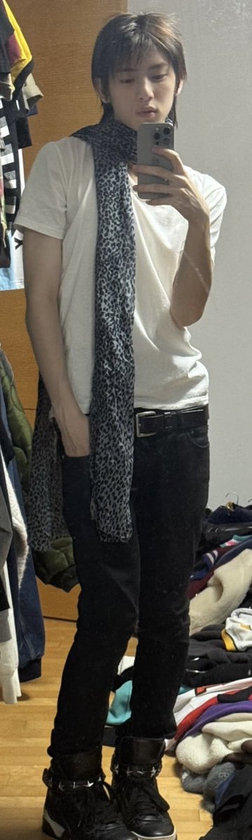 faseanova's tweet photo. can they reveal their fit and mirror selca formula https://t.co/dXtgzWRHQu