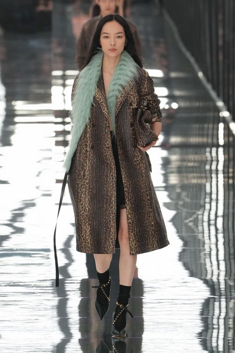 itgirlbackup's tweet photo. Fendi ss27 https://t.co/v8kjkNOjAK